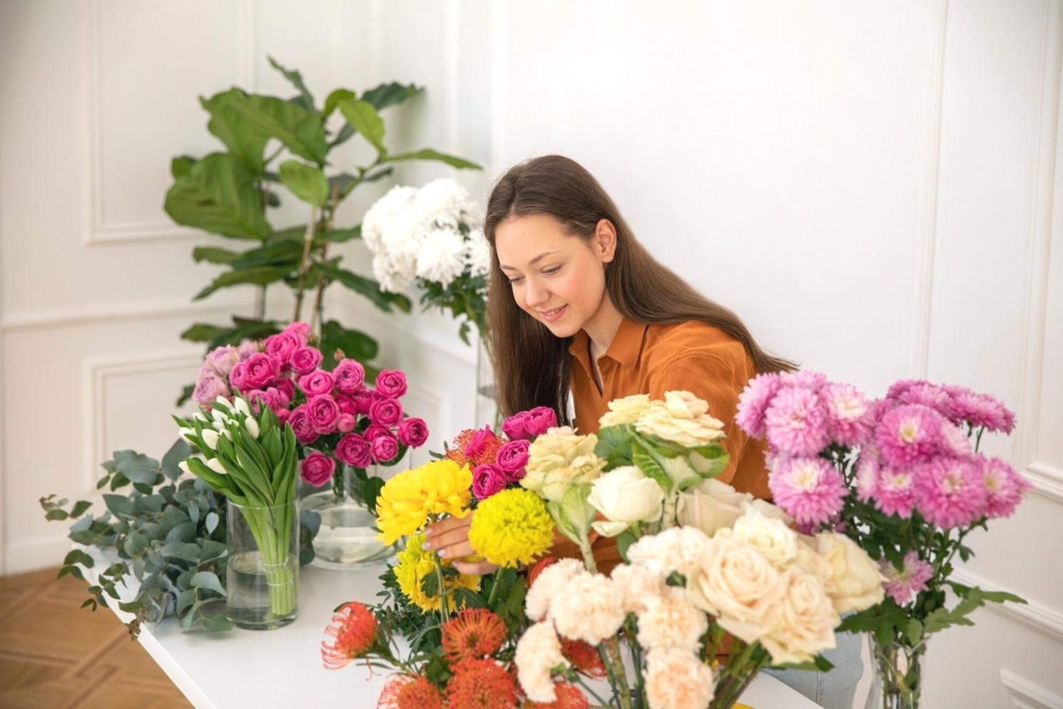 Ekip üyeleri birlikte çiçek bahçesinde pratik çalışma yaparken