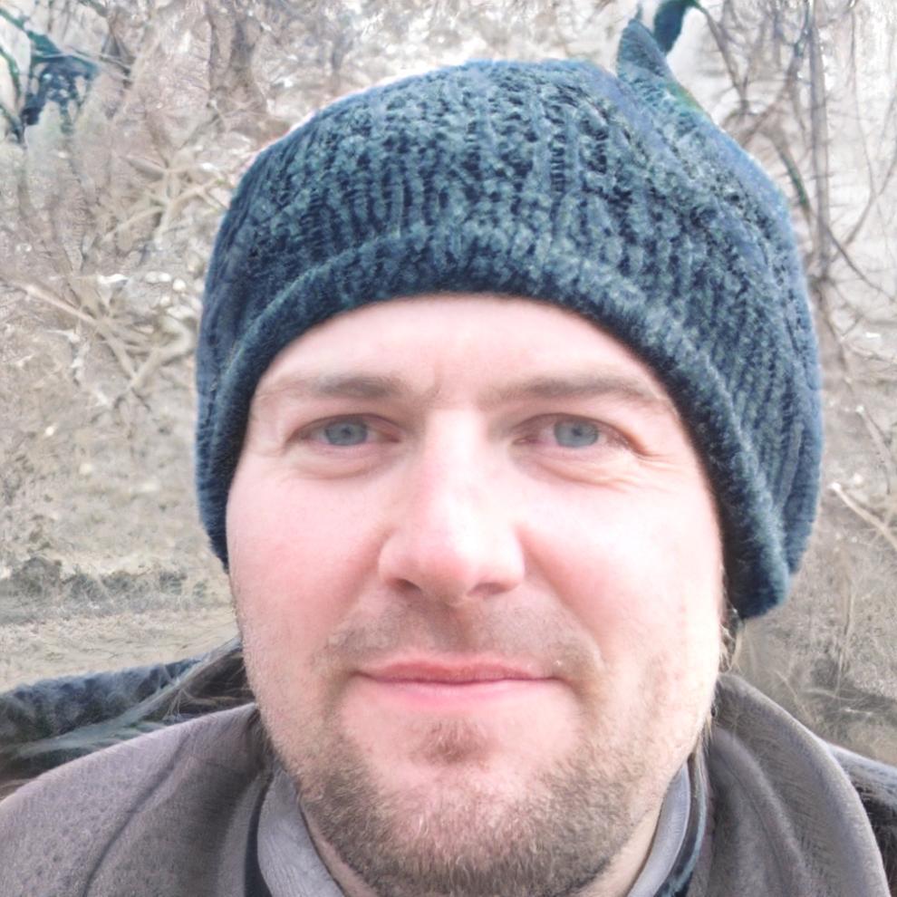 Ekip lideri ofisinde çiçek bakımı konusunda danışmanlık verirken